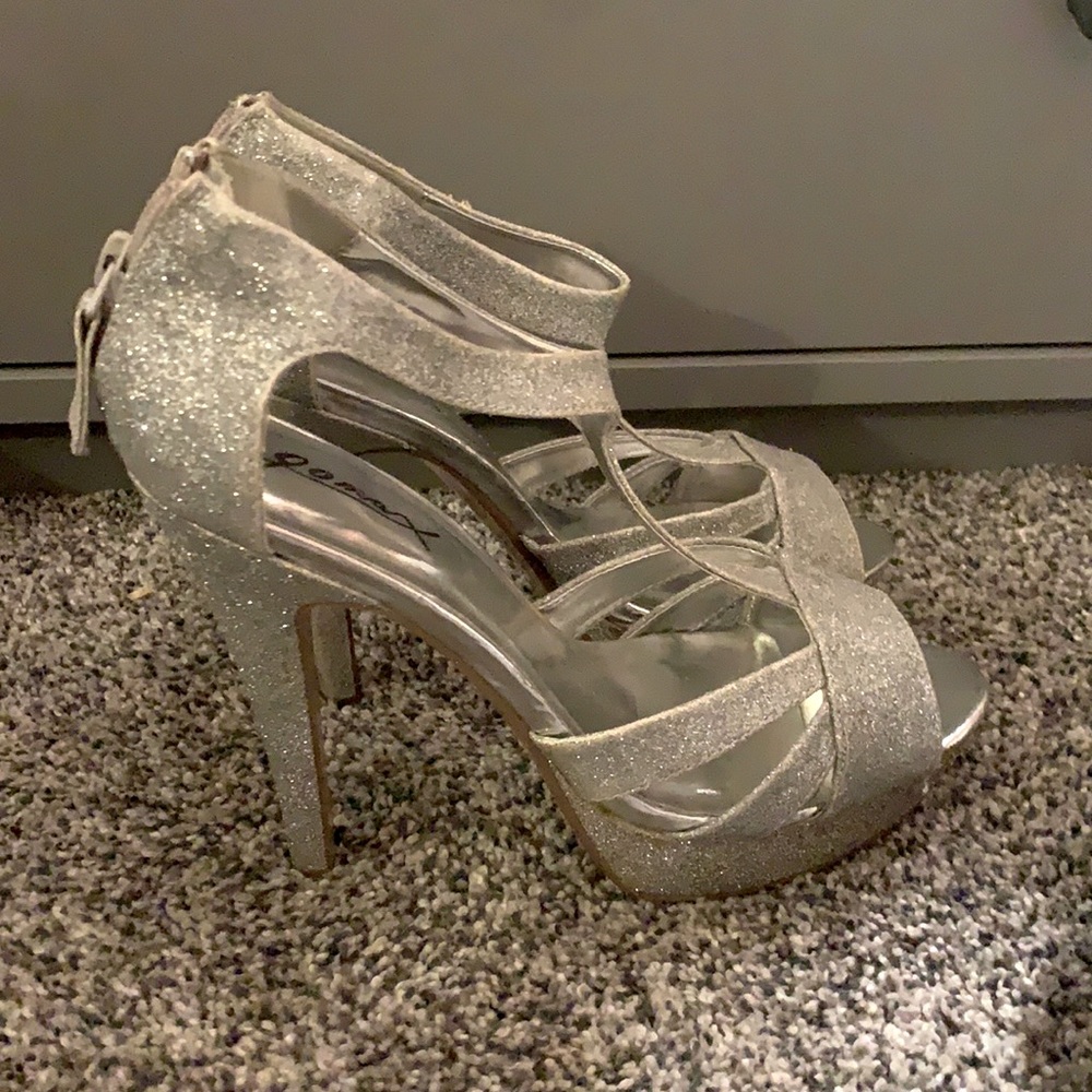 Gomax size 8 high heel